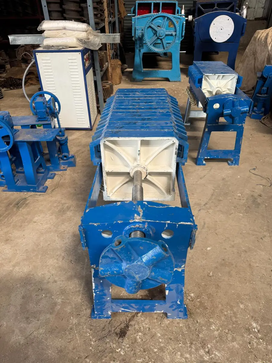 Casting oil filter press with hydraulic closing unit